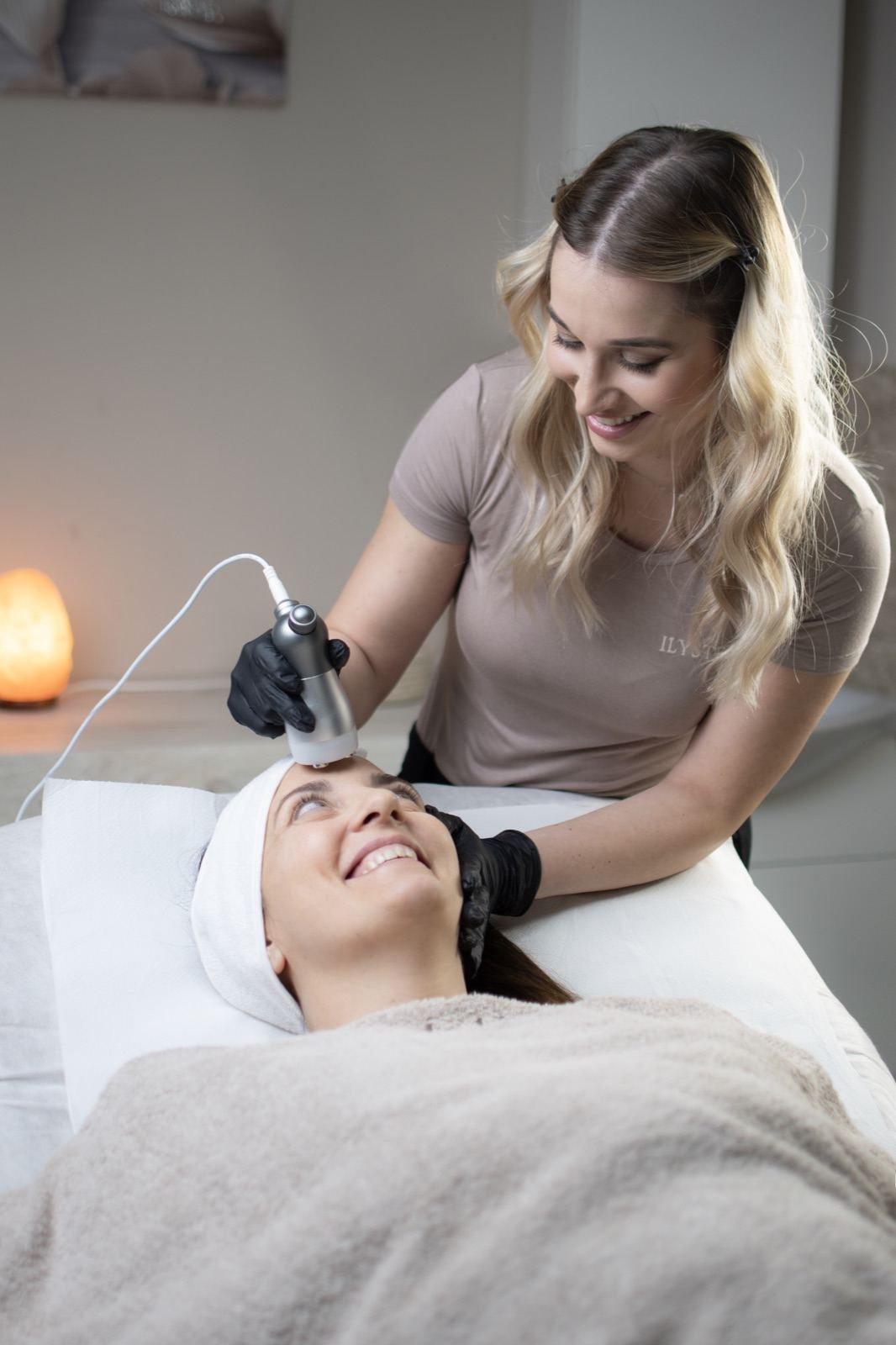 Trattamento viso con elettroporatore